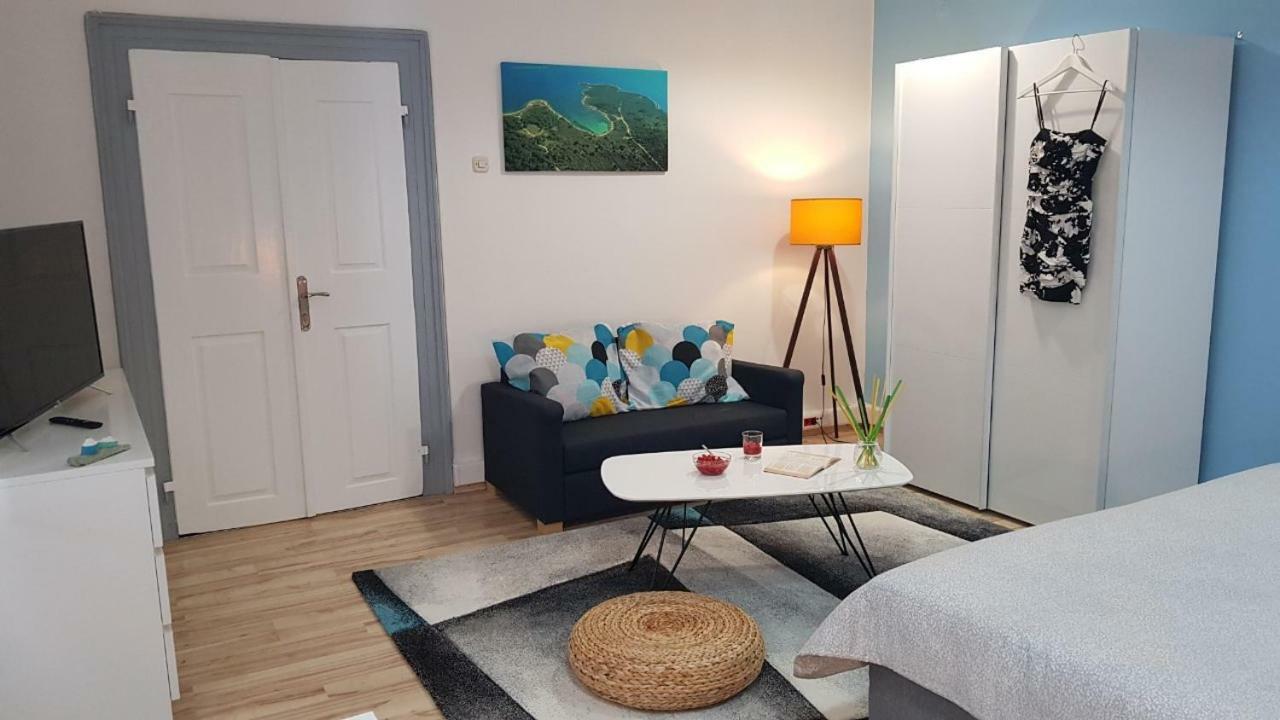 Holiday Home Blue Door In Пула Екстер'єр фото